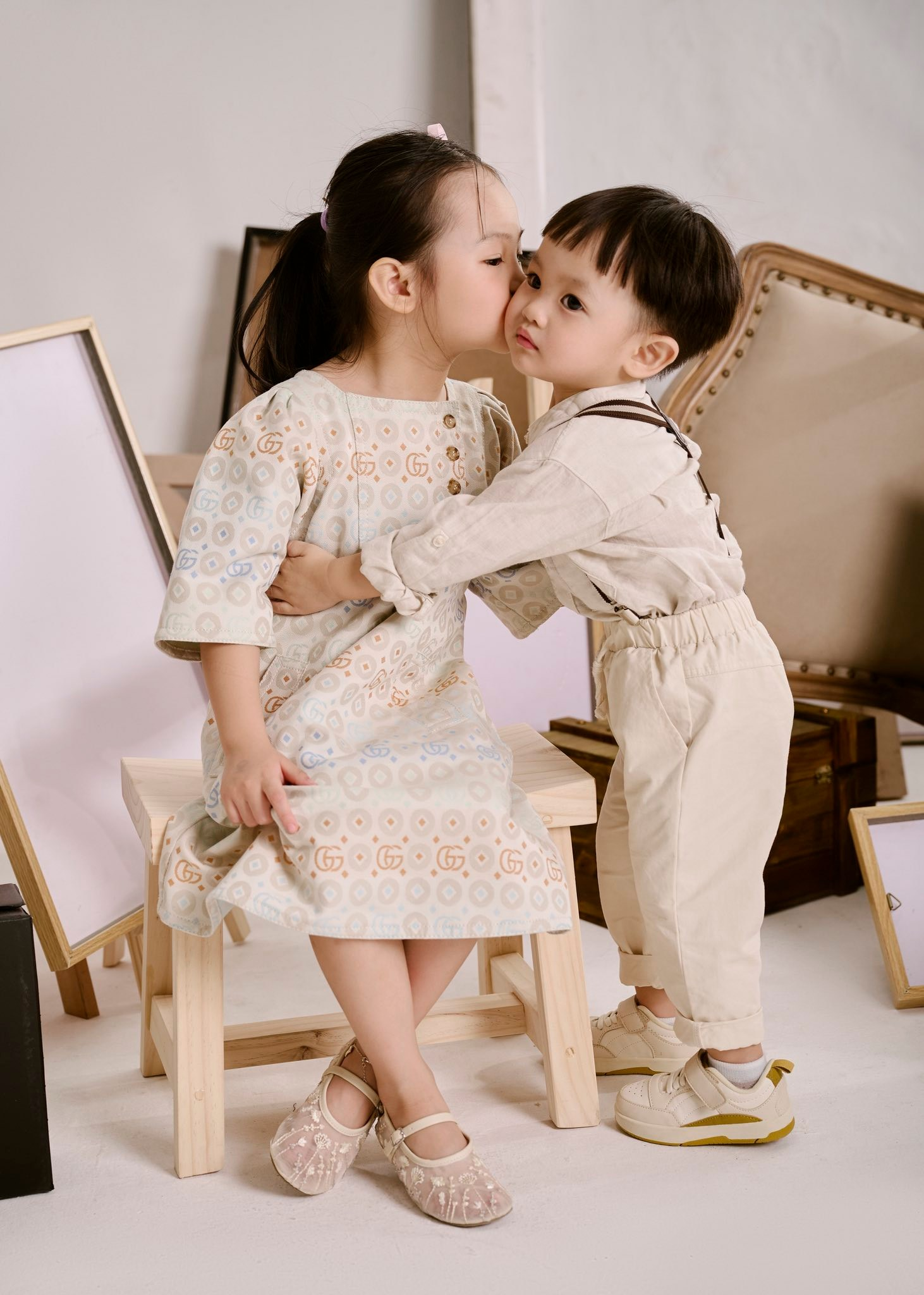 Mê cái cách cậu út Sutin quan tâm chị Suchin bị ốm, bố Cường Đô La - mẹ Đàm Thu Trang dạy con khéo ghê!- Ảnh 6. Mê cái cách cậu út Sutin quan tâm chị Suchin bị ốm, bố Cường Đô La - mẹ Đàm Thu Trang dạy con khéo ghê!- Ảnh 6.