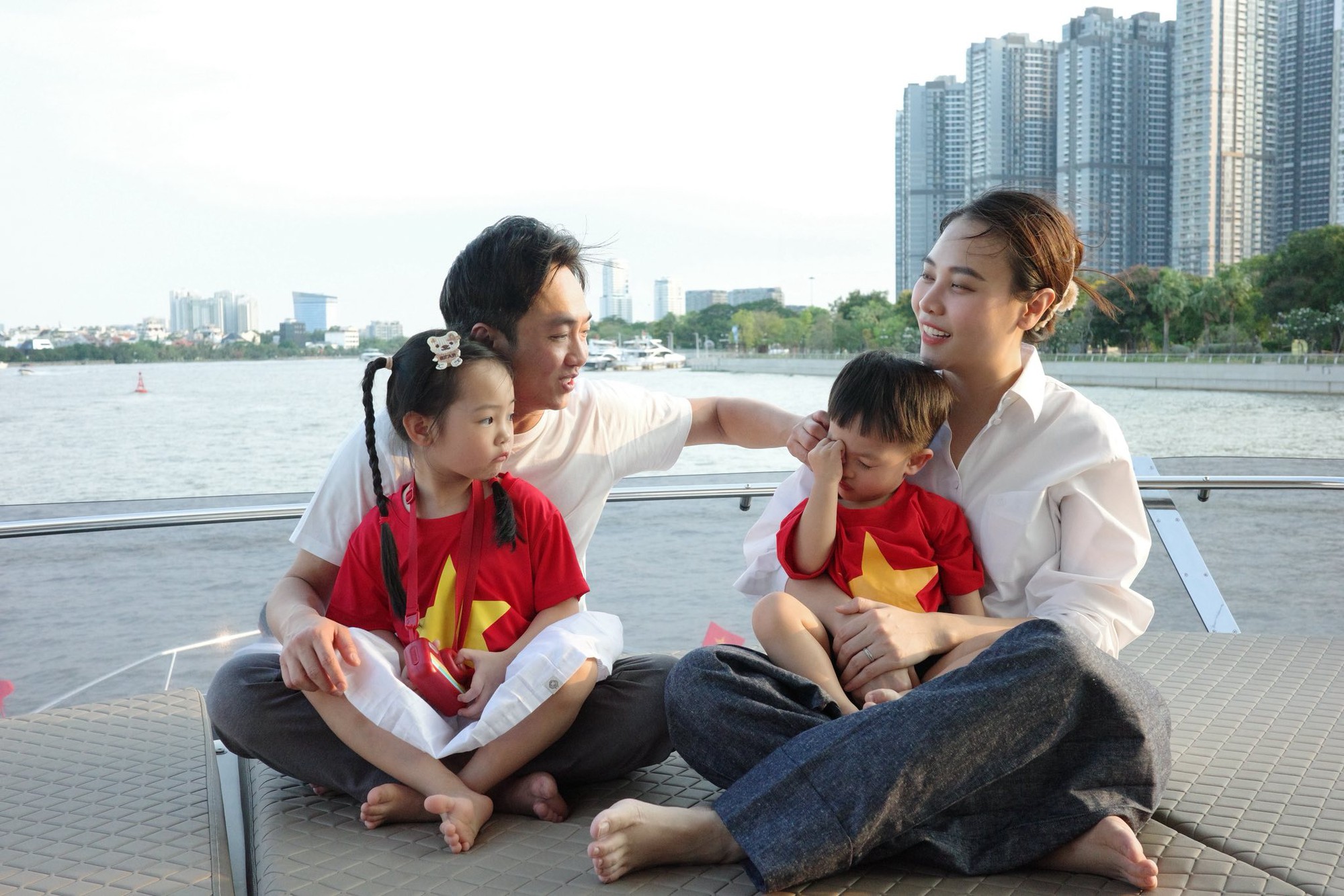 Mê cái cách cậu út Sutin quan tâm chị Suchin bị ốm, bố Cường Đô La - mẹ Đàm Thu Trang dạy con khéo ghê!- Ảnh 7. Mê cái cách cậu út Sutin quan tâm chị Suchin bị ốm, bố Cường Đô La - mẹ Đàm Thu Trang dạy con khéo ghê!- Ảnh 7.