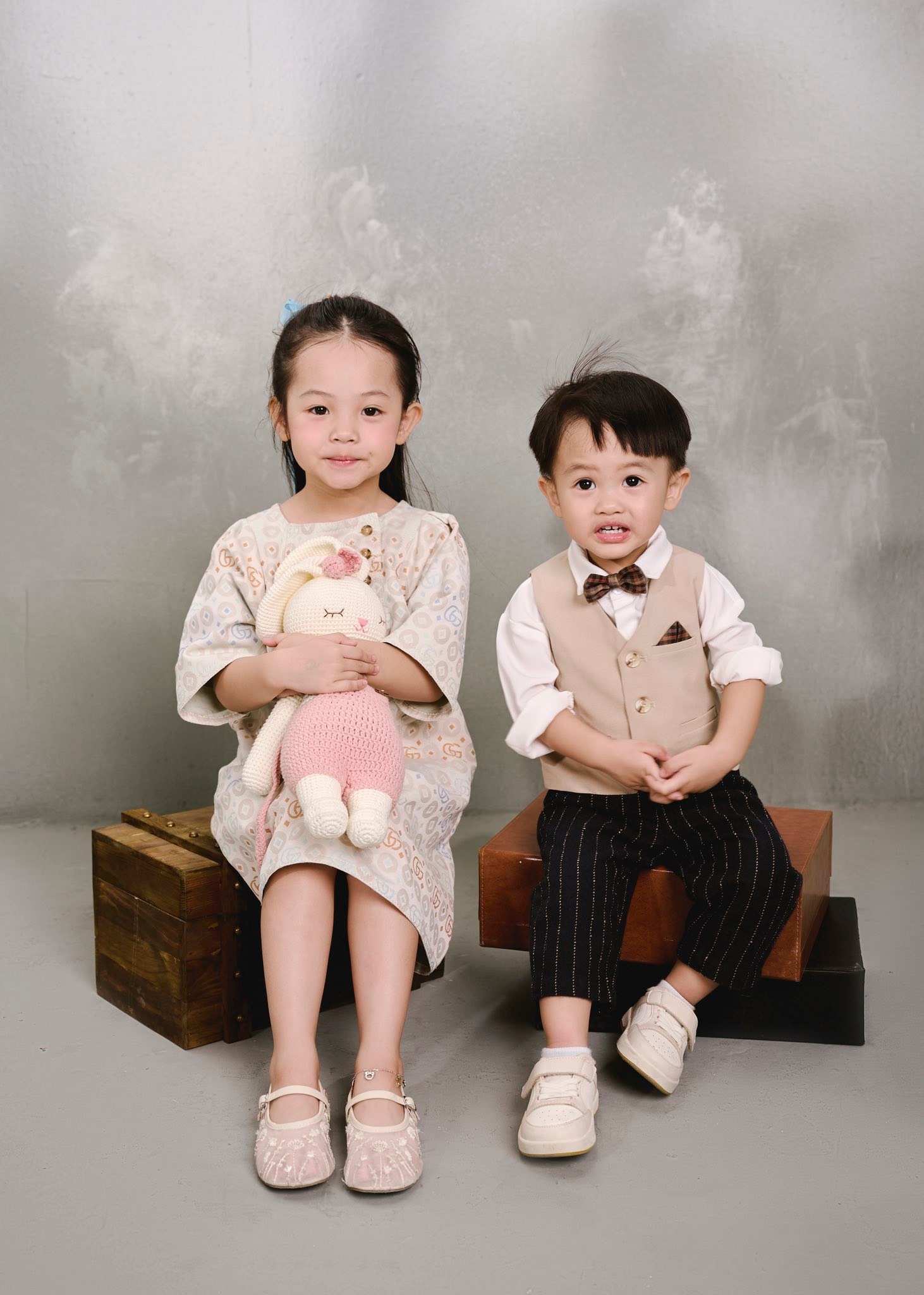 Mê cái cách cậu út Sutin quan tâm chị Suchin bị ốm, bố Cường Đô La - mẹ Đàm Thu Trang dạy con khéo ghê!- Ảnh 5. Mê cái cách cậu út Sutin quan tâm chị Suchin bị ốm, bố Cường Đô La - mẹ Đàm Thu Trang dạy con khéo ghê!- Ảnh 5.