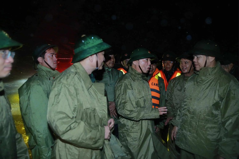 Phó Thủ tướng Trần Hồng Hà kiểm tra công tác ứng phó bão số 10 tại Hà Tĩnh- Ảnh 1.