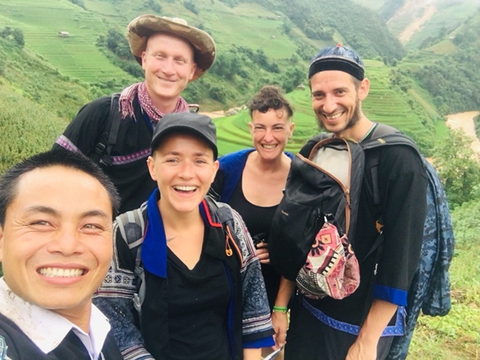 Giàng A Dê – ông chủ trẻ của Homestay Mù Cang Chải và nụ cười mến khách đưa du khách đi tour trải nghiệm. Giàng A Dê – ông chủ trẻ của Homestay Mù Cang Chải và nụ cười mến khách đưa du khách đi tour trải nghiệm.