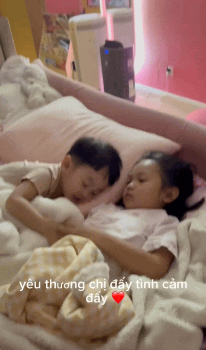Mê cái cách cậu út Sutin quan tâm chị Suchin bị ốm, bố Cường Đô La - mẹ Đàm Thu Trang dạy con khéo ghê!- Ảnh 4. Mê cái cách cậu út Sutin quan tâm chị Suchin bị ốm, bố Cường Đô La - mẹ Đàm Thu Trang dạy con khéo ghê!- Ảnh 4.
