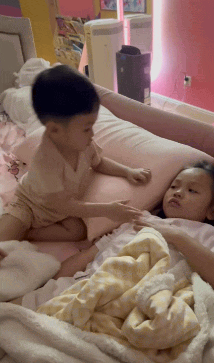 Mê cái cách cậu út Sutin quan tâm chị Suchin bị ốm, bố Cường Đô La - mẹ Đàm Thu Trang dạy con khéo ghê!- Ảnh 2. Mê cái cách cậu út Sutin quan tâm chị Suchin bị ốm, bố Cường Đô La - mẹ Đàm Thu Trang dạy con khéo ghê!- Ảnh 2.
