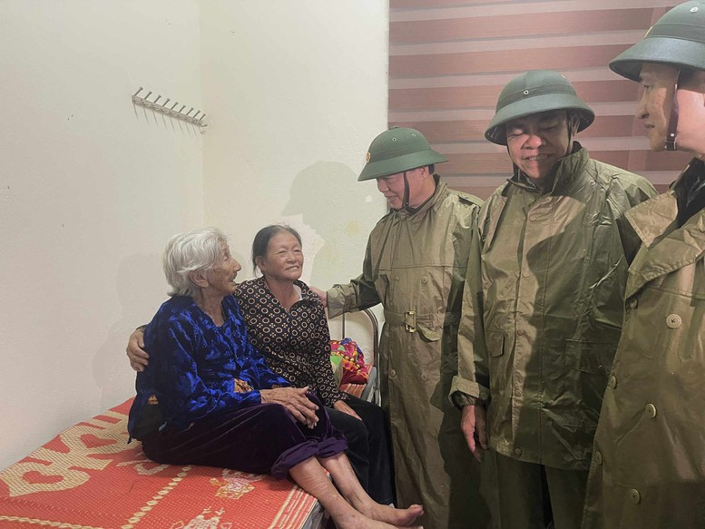 Phó Thủ tướng Trần Hồng Hà kiểm tra công tác ứng phó bão số 10 tại Hà Tĩnh- Ảnh 2.