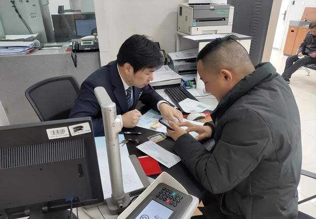 Chưa từng vay nợ, đến thẻ tín dụng còn không dùng, người đàn ông chết sững nhận thông báo: "Anh có khoản nợ xấu 483 triệu đồng"- Ảnh 1.