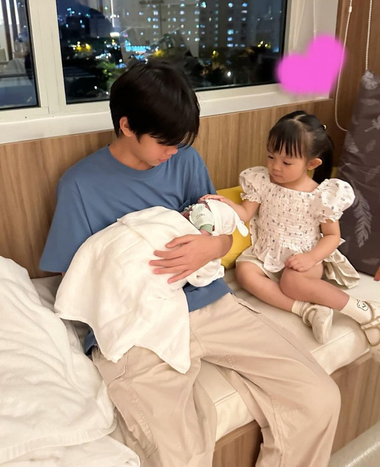 Mê cái cách cậu út Sutin quan tâm chị Suchin bị ốm, bố Cường Đô La - mẹ Đàm Thu Trang dạy con khéo ghê!- Ảnh 8. Mê cái cách cậu út Sutin quan tâm chị Suchin bị ốm, bố Cường Đô La - mẹ Đàm Thu Trang dạy con khéo ghê!- Ảnh 8.