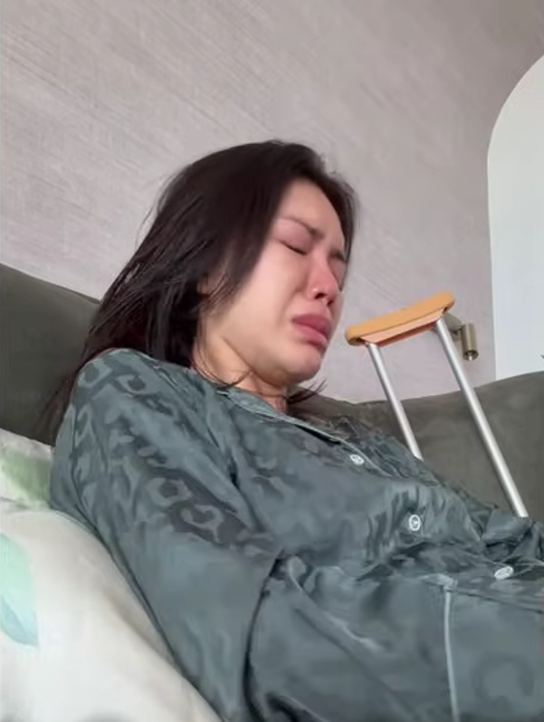 Nữ người mẫu gặp chấn thương, h&ocirc;n m&ecirc; - Ảnh 2.