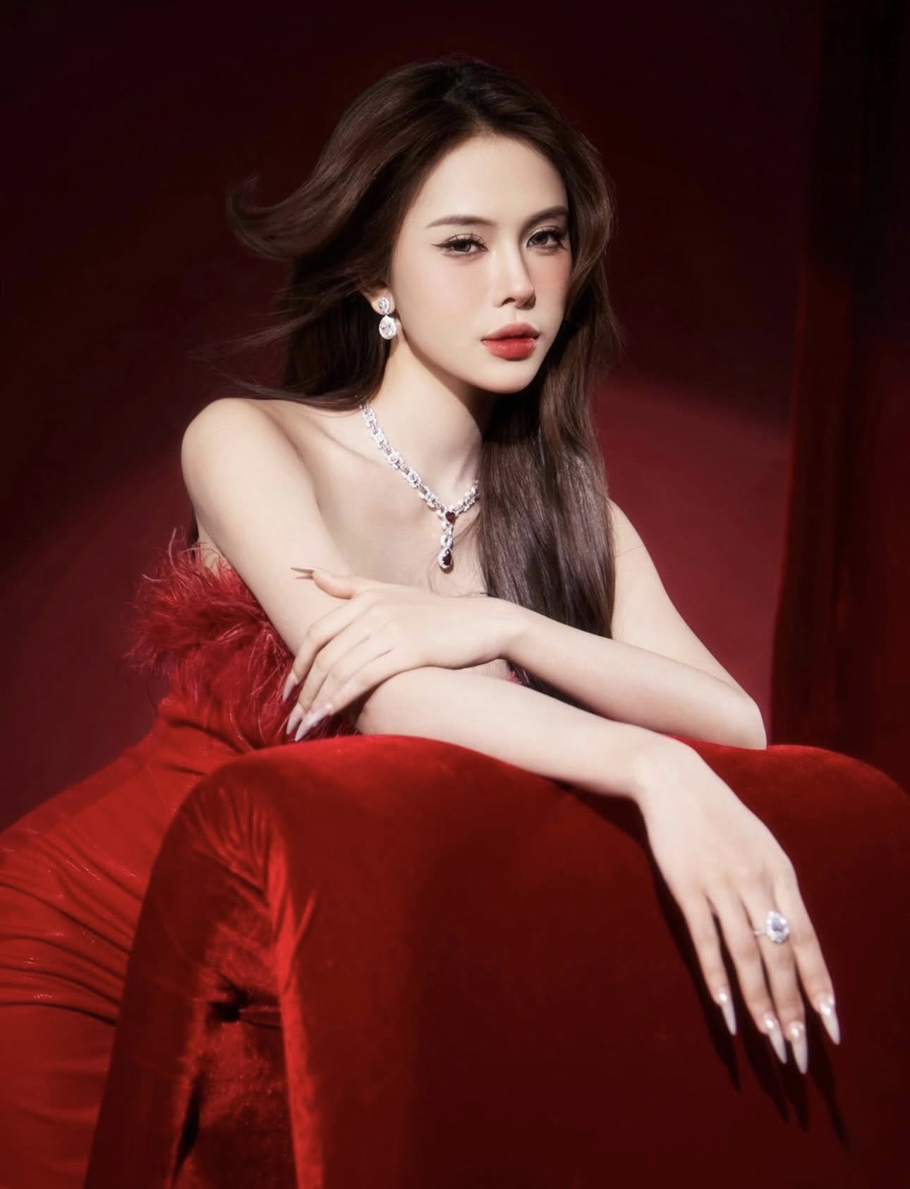 Lộ diện "phú bà sang chảnh" Hà Môi: Tổ chức tiệc sinh nhật "sương sương" 2 tỷ, rảnh là tậu kim cương khủng- Ảnh 5. Lộ diện "phú bà sang chảnh" Hà Môi: Tổ chức tiệc sinh nhật "sương sương" 2 tỷ, rảnh là tậu kim cương khủng- Ảnh 5.