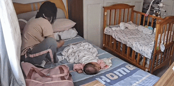 Ngày cuối cùng làm việc, cô bảo mẫu đặt phong bao lì xì dưới gối cho người mẹ mới sinh: "Bé hơi quấy nhưng em đừng lo lắng quá nhé!"- Ảnh 1. Ngày cuối cùng làm việc, cô bảo mẫu đặt phong bao lì xì dưới gối cho người mẹ mới sinh: "Bé hơi quấy nhưng em đừng lo lắng quá nhé!"- Ảnh 1.