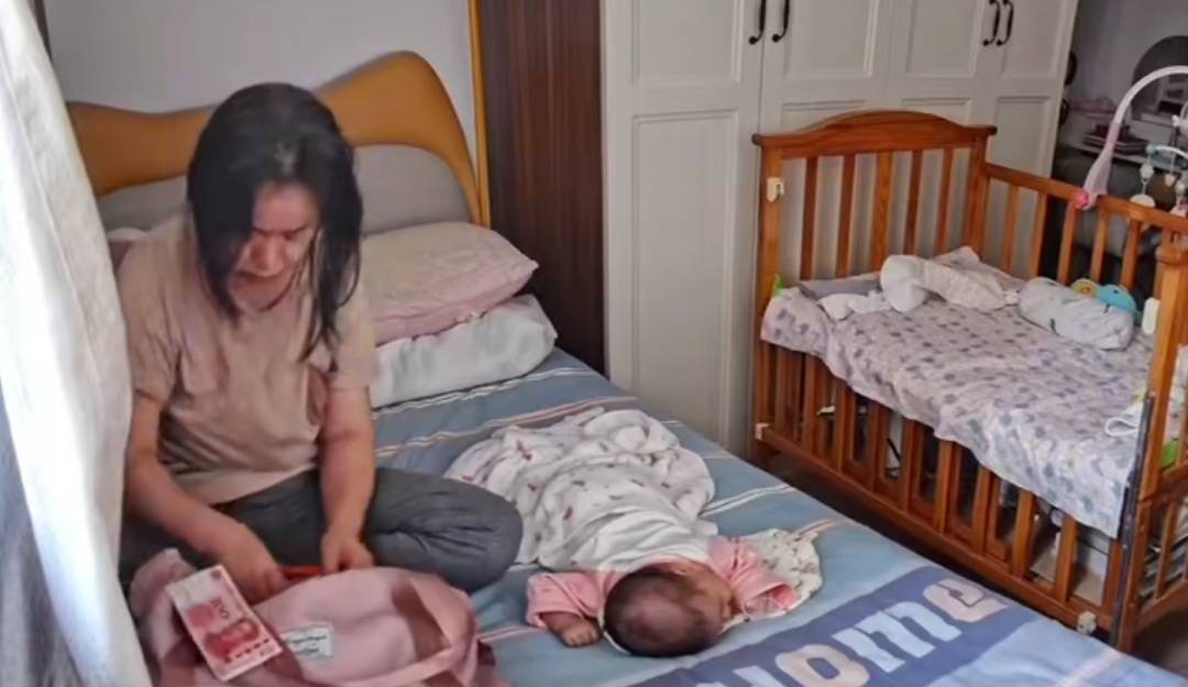 Ngày cuối cùng làm việc, cô bảo mẫu đặt phong bao lì xì dưới gối cho người mẹ mới sinh: "Bé hơi quấy nhưng em đừng lo lắng quá nhé!"- Ảnh 2. Ngày cuối cùng làm việc, cô bảo mẫu đặt phong bao lì xì dưới gối cho người mẹ mới sinh: "Bé hơi quấy nhưng em đừng lo lắng quá nhé!"- Ảnh 2.