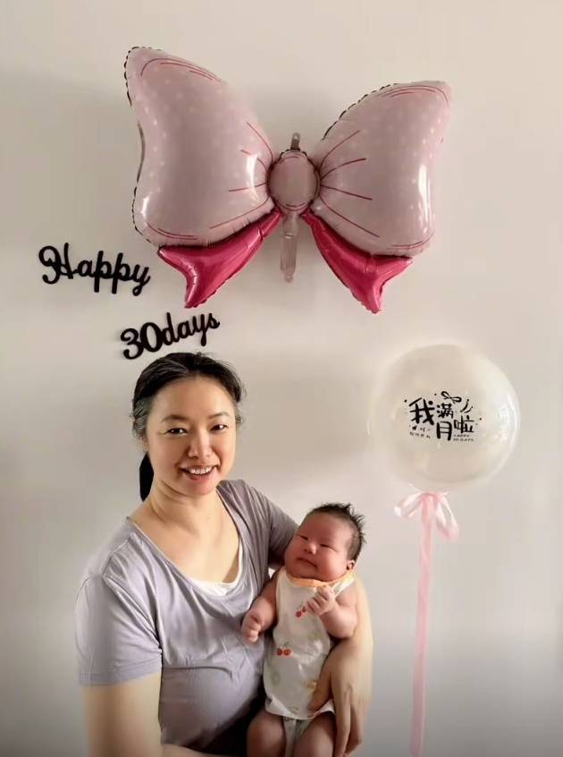 Ngày cuối cùng làm việc, cô bảo mẫu đặt phong bao lì xì dưới gối cho người mẹ mới sinh: "Bé hơi quấy nhưng em đừng lo lắng quá nhé!"- Ảnh 3. Ngày cuối cùng làm việc, cô bảo mẫu đặt phong bao lì xì dưới gối cho người mẹ mới sinh: "Bé hơi quấy nhưng em đừng lo lắng quá nhé!"- Ảnh 3.