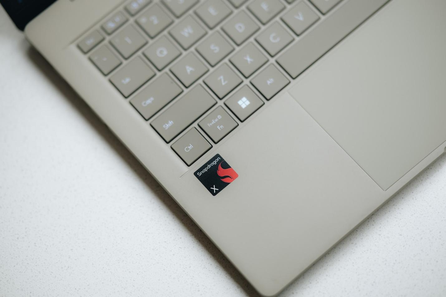 ASUS mở lối tương lai với chiếc laptop AI siêu mỏng nhẹ, pin tới 32 giờ- Ảnh 3.