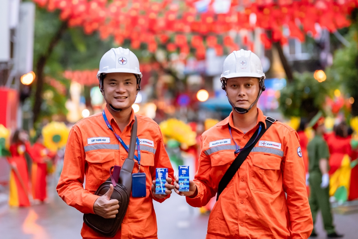 Gần 1 triệu sản phẩm Vinamilk tiếp sức cho Đại lễ Kỷ niệm 80 năm Quốc khánh 2/9- Ảnh 7. Gần 1 triệu sản phẩm Vinamilk tiếp sức cho Đại lễ Kỷ niệm 80 năm Quốc khánh 2/9- Ảnh 7.