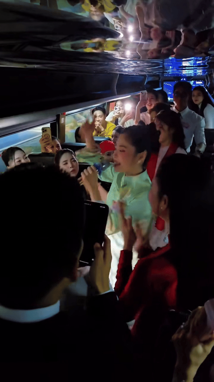 Chuyến xe “ồn” nhất A80: Hội sao Việt tưng bừng mở mini concert quốc gia, MONO “nhạc nào cũng nhảy”- Ảnh 5. Chuyến xe “ồn” nhất A80: Hội sao Việt tưng bừng mở mini concert quốc gia, MONO “nhạc nào cũng nhảy”- Ảnh 5.