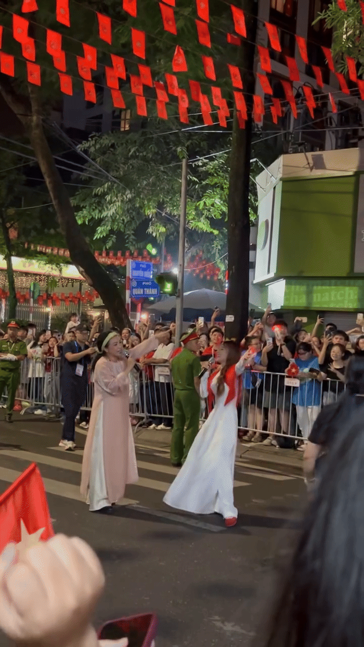 Chuyến xe “ồn” nhất A80: Hội sao Việt tưng bừng mở mini concert quốc gia, MONO “nhạc nào cũng nhảy”- Ảnh 7. Chuyến xe “ồn” nhất A80: Hội sao Việt tưng bừng mở mini concert quốc gia, MONO “nhạc nào cũng nhảy”- Ảnh 7.