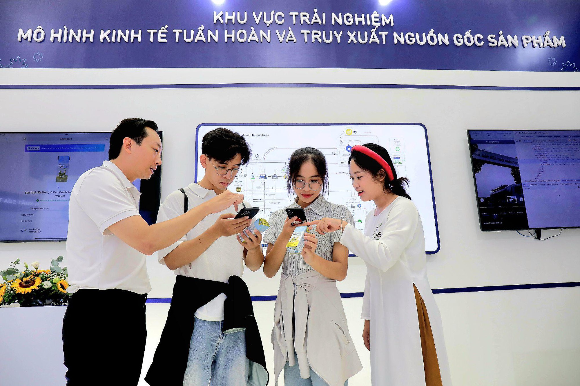 Mã QR truy xuất nguồn gốc: Điểm nhấn công nghệ tại Khu trưng bày Khởi nghiệp Kiến quốc- Ảnh 2.