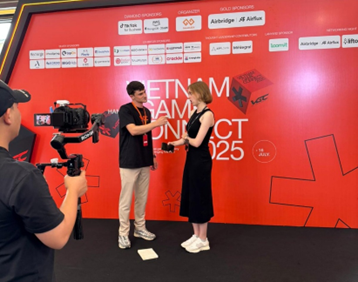 Joshua (Áo đen, đeo thẻ) tác nghiệp tại sự kiện Vietnam Game Connect 2025.