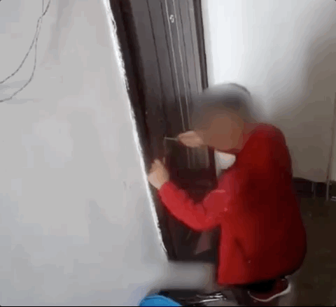 Nhặt được tờ tiền 20 tệ, bé trai báo cảnh sát, vô tình giúp triệt phá vụ án bắt cóc 11 người ly kỳ như phim- Ảnh 1.