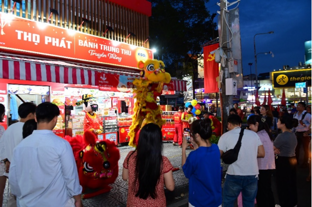 Mùa trăng 2025: Chọn bánh Trung thu theo "ngôn ngữ yêu thương" - Gửi trao tâm ý đúng cách- Ảnh 1. Mùa trăng 2025: Chọn bánh Trung thu theo "ngôn ngữ yêu thương" - Gửi trao tâm ý đúng cách- Ảnh 1.