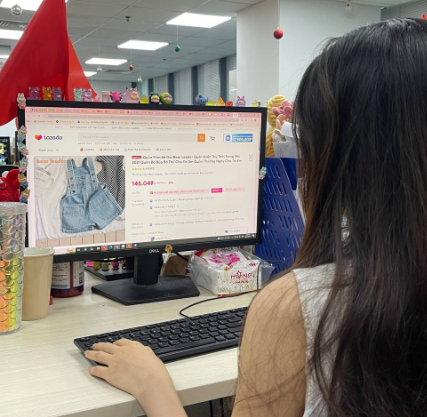 Mua sắm online 2025: Giá rẻ thôi chưa đủ, phải chính hãng mới "chốt đơn"- Ảnh 1. Mua sắm online 2025: Giá rẻ thôi chưa đủ, phải chính hãng mới "chốt đơn"- Ảnh 1.