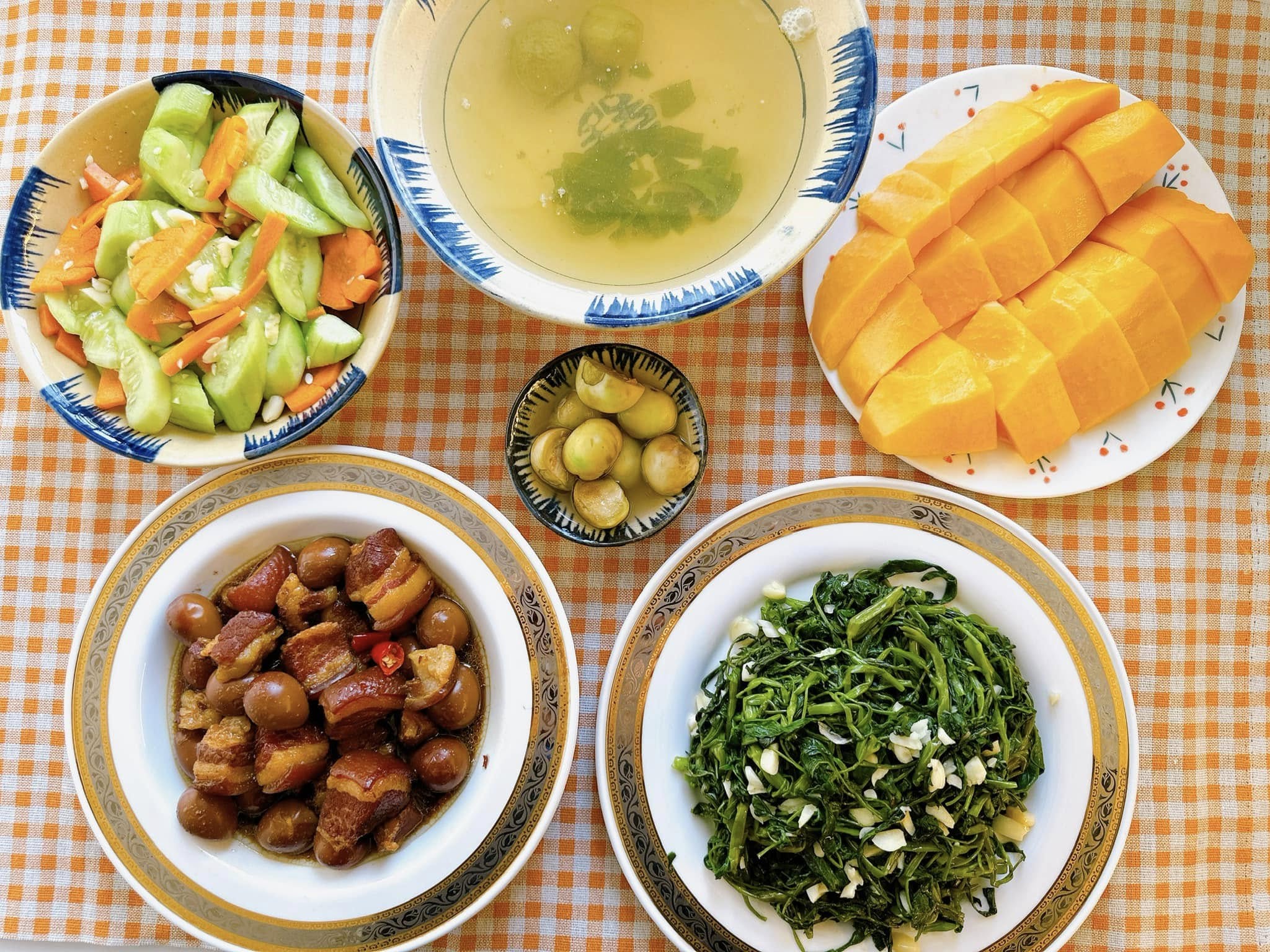Loạt mâm cơm cho bà đẻ của 1 mom ở Hà Nội khiến hội chị em bỗng nhiên 