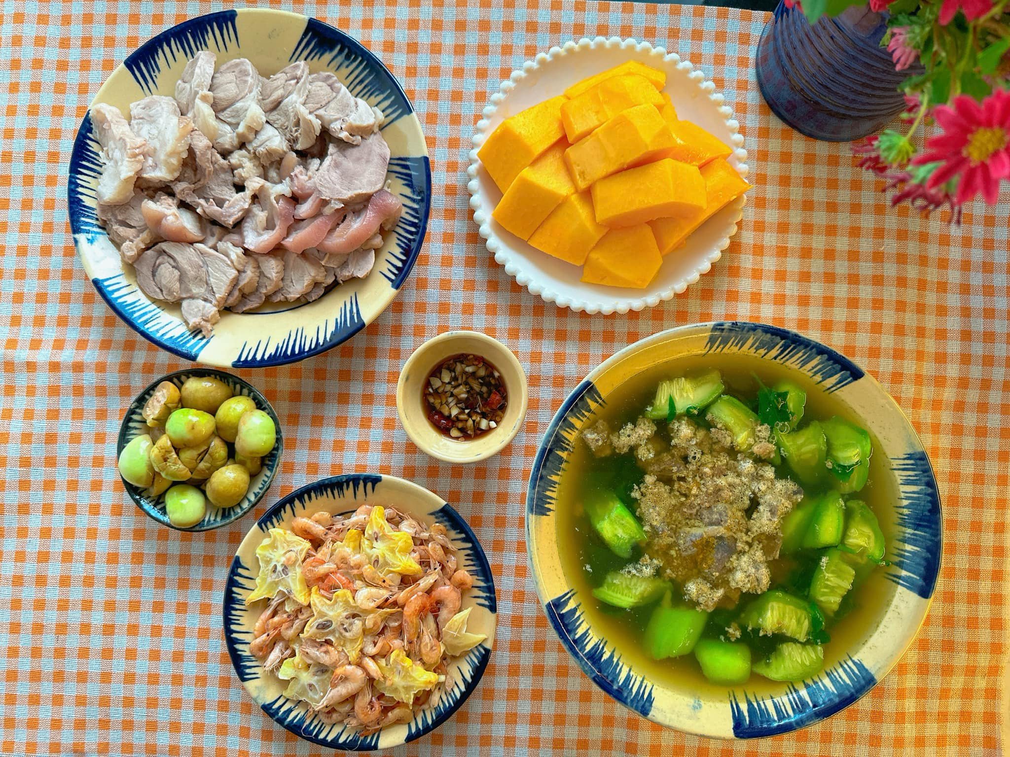 Loạt mâm cơm cho bà đẻ của 1 mom ở Hà Nội khiến hội chị em bỗng nhiên 