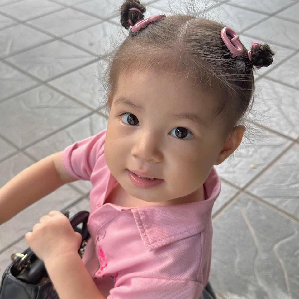 Em bé "Pam chu chu" trong ngày khai giảng năm học mới: Vẫn xinh ngoan yêu nhưng "cổ lớn nhanh quá!"- Ảnh 3. Em bé "Pam chu chu" trong ngày khai giảng năm học mới: Vẫn xinh ngoan yêu nhưng "cổ lớn nhanh quá!"- Ảnh 3.