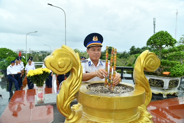 Bộ Tư lệnh Vùng Cảnh sát biển 4 tổ chức các hoạt động “đền ơn đáp nghĩa” nhân dịp kỷ niệm 80 năm Quốc khánh nước Cộng hòa xã hội chủ nghĩa Việt Nam- Ảnh 2.