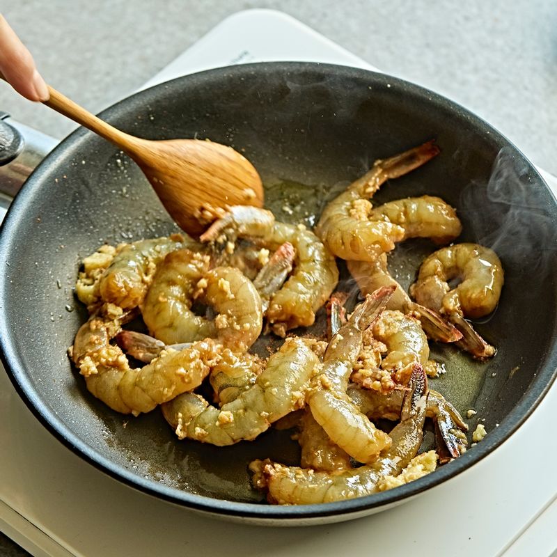 Cuối tuần chỉ cần làm mỗi người 1 phần cơm thơm lừng thế này, tốn 20 phút mà mitom bong da truc tiep đến mức ai ăn cũng sạch bát- Ảnh 6.