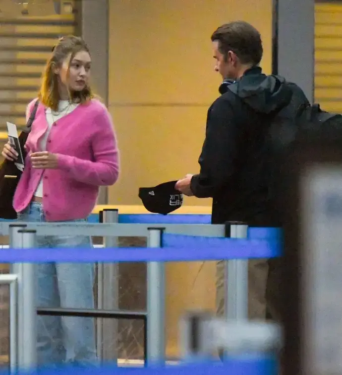 Gigi Hadid diện áo len hồng cùng jeans: Bí quyết tạo "outfit tình yêu" khiến ai cũng mê- Ảnh 2. truc tiep bong da vtv6 diện áo len hồng cùng jeans: Bí quyết tạo "outfit tình yêu" khiến ai cũng mê- Ảnh 2.