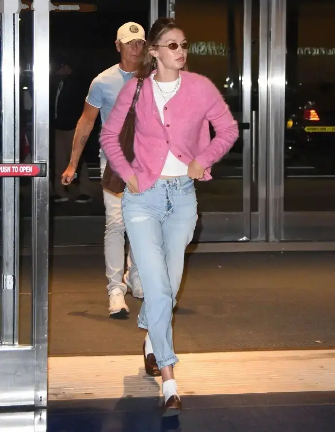 Gigi Hadid diện áo len hồng cùng jeans: Bí quyết tạo "outfit tình yêu" khiến ai cũng mê- Ảnh 1. truc tiep bong da vtv6 diện áo len hồng cùng jeans: Bí quyết tạo "outfit tình yêu" khiến ai cũng mê- Ảnh 1.