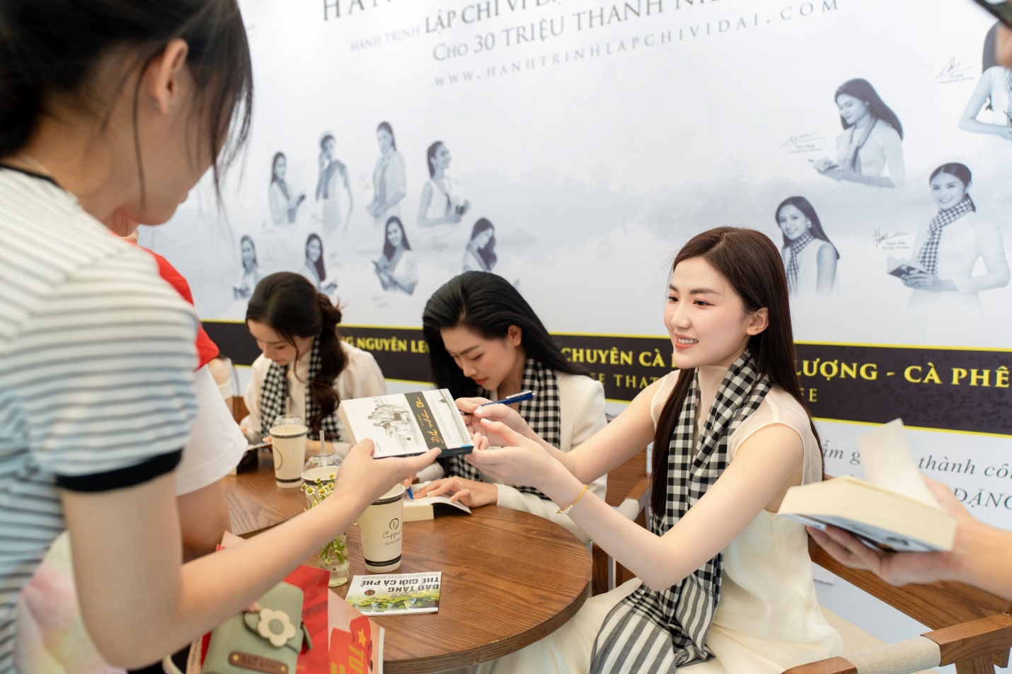 Các người đẹp Việt lan tỏa năng lượng tỉnh thức cùng Trung Nguyên Legend tại triển lãm A80- Ảnh 2.