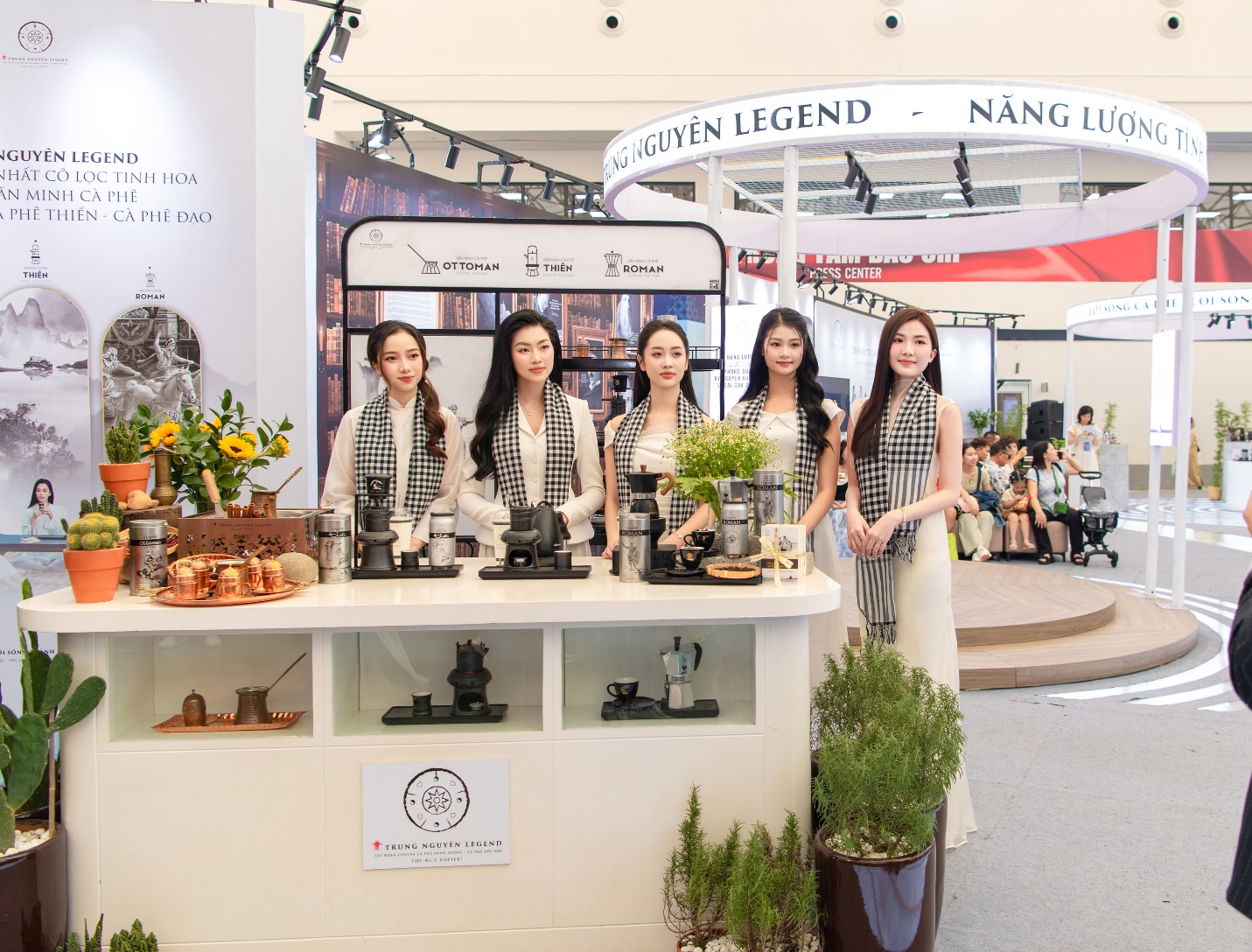 Các người đẹp Việt lan tỏa năng lượng tỉnh thức cùng Trung Nguyên Legend tại triển lãm A80- Ảnh 4.
