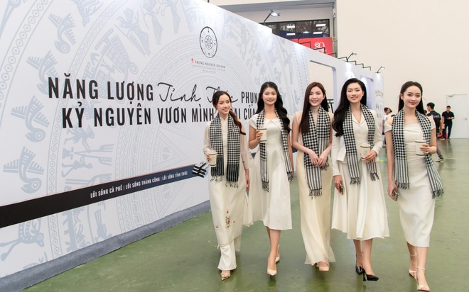 Các người đẹp Việt lan tỏa năng lượng tỉnh thức cùng Trung Nguyên Legend tại triển lãm A80- Ảnh 1.