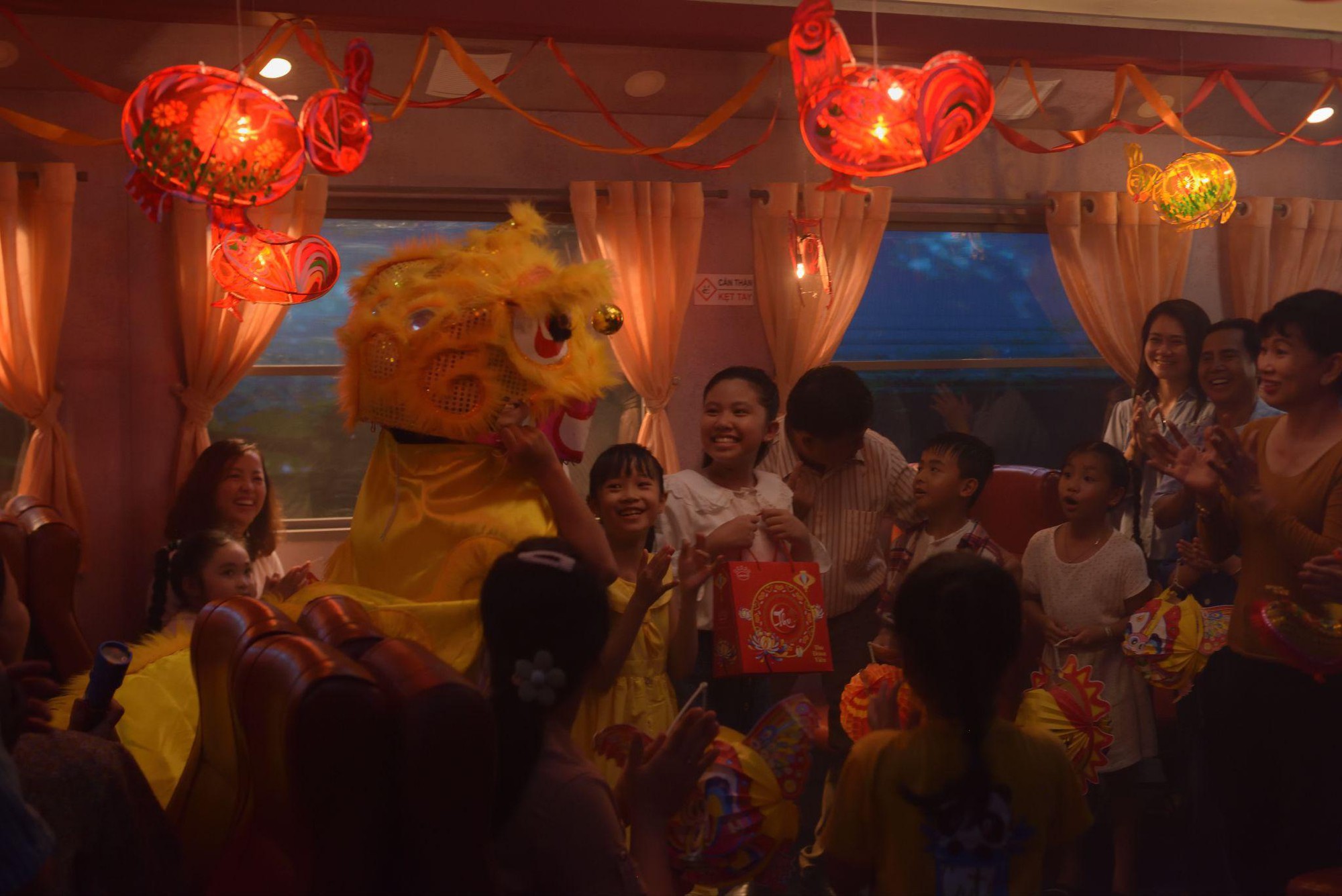 Bước vào thế giới của “Sứ giả Trung thu”: Những người thầm lặng gìn giữ mùa trăng- Ảnh 4. Bước vào thế giới của “Sứ giả Trung thu”: Những người thầm lặng gìn giữ mùa trăng- Ảnh 4.