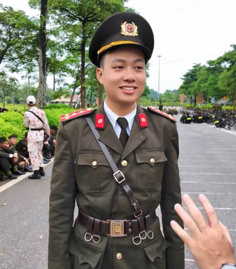 Nam sinh trong đội hình diễu binh được VTV phỏng vấn gây sốt: Đẹp link bong da truc tiep chỉ là phụ, profile học vấn mới thực sự khủng khiếp!- Ảnh 2.