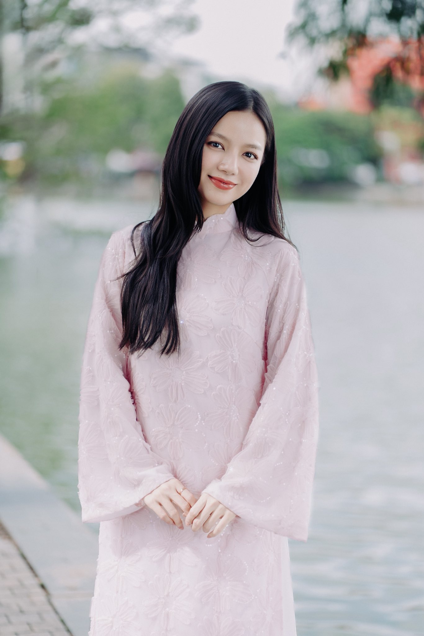 "O Hồng" Lê Hạ Anh mặt mộc đóng phim "Mưa đỏ" vẫn gây sốt: Da căng mịn nhờ làm 1 việc từ rất sớm, tuổi băm vẫn tươi trẻ, collagen tràn đầy- Ảnh 8. "O Hồng" Lê Hạ Anh mặt mộc đóng phim "Mưa đỏ" vẫn gây sốt: Da căng mịn nhờ làm 1 việc từ rất sớm, tuổi băm vẫn tươi trẻ, collagen tràn đầy- Ảnh 8.