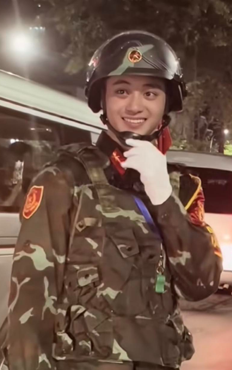 Quá khứ boy phố của Lê Văn Tú: Chàng lính tuổi 20 đẹp trai gấp 10 lần nhờ "ăn cơm nhà nước"- Ảnh 6. Quá khứ lich tuong thuat truc tiep bong da hom nay phố của Lê Văn Tú: Chàng lính tuổi 20 đẹp trai gấp 10 lần nhờ "ăn cơm nhà nước"- Ảnh 6.