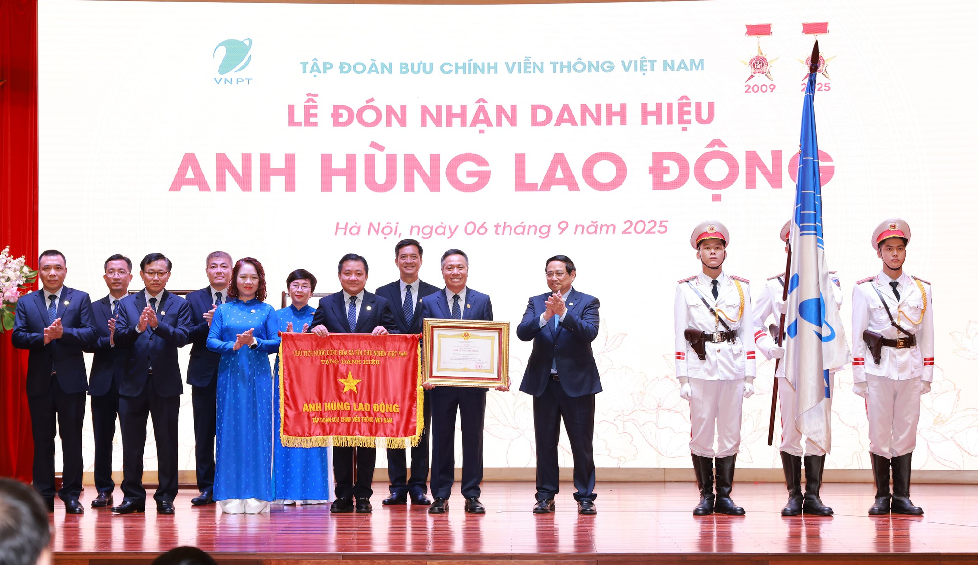 VNPT đón nhận danh hiệu anh hùng lao động: Dấu ấn đổi mới – tiên phong - sáng tạo- Ảnh 1. bong da truc tiep xoi lac đón nhận danh hiệu anh hùng lao động: Dấu ấn đổi mới – tiên phong - sáng tạo- Ảnh 1.