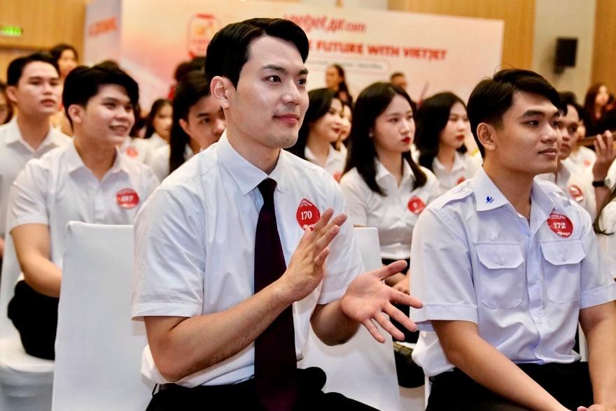 Ngày hội tuyển dụng Vietjet thu hút hàng ngàn ứng viên tìm kiếm cơ hội trong ngành hàng không- Ảnh 3. Ngày hội tuyển dụng Vietjet thu hút hàng ngàn ứng viên tìm kiếm cơ hội trong ngành hàng không- Ảnh 3.