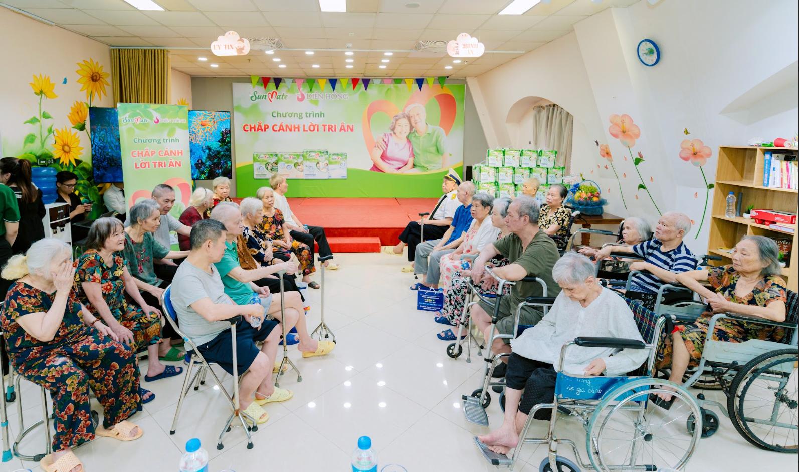 mitom bong da truc tiep tỏa tri ân tại Viện dưỡng lão Diên Hồng- Ảnh 1.