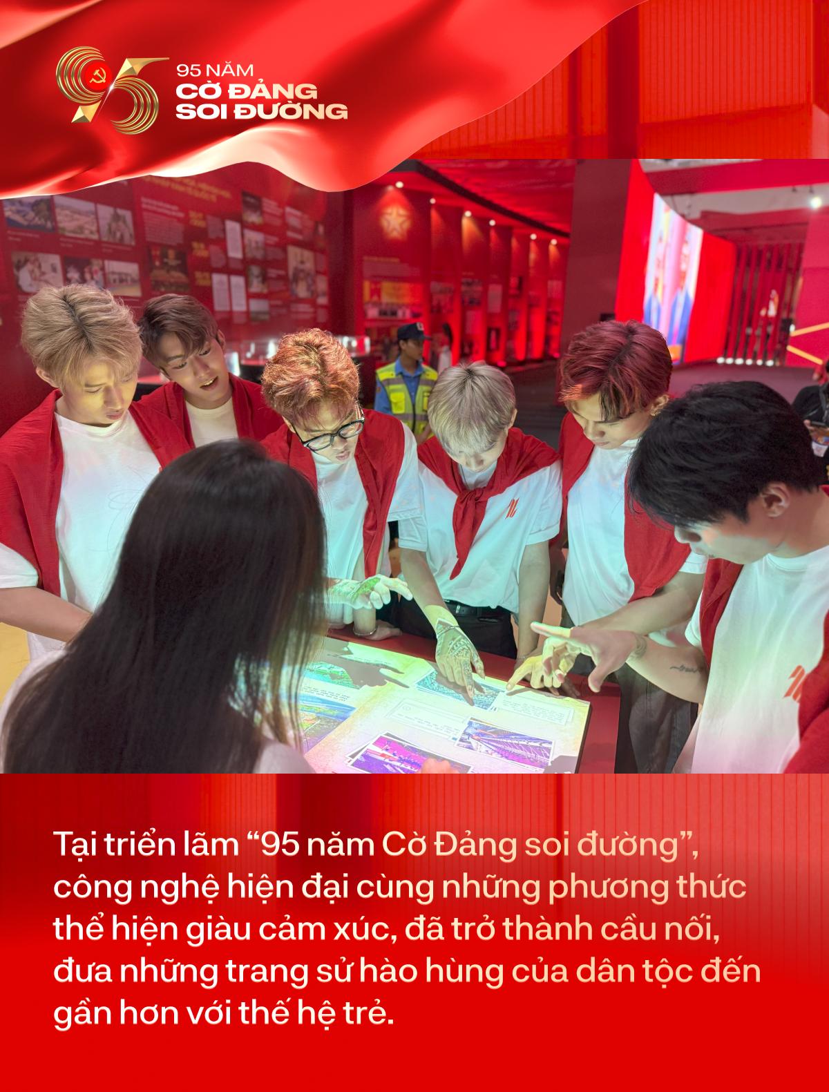 Hoàng Dũng lần đầu tìm hiểu lịch sử bằng công nghệ, Tăng link bong da truc tiep Tân chia sẻ về mạch nguồn sáng tạo tại triển lãm “95 năm Cờ Đảng soi đường”- Ảnh 3.