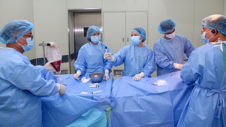 Lần đầu ghép tủy thành công cho trẻ từ nguồn tủy mẹ ruột có bất đồng nhóm máu- Ảnh 2. Lần đầu ghép tủy thành công k+ truc tiep bong da trẻ từ nguồn tủy mẹ ruột có bất đồng nhóm máu- Ảnh 2.