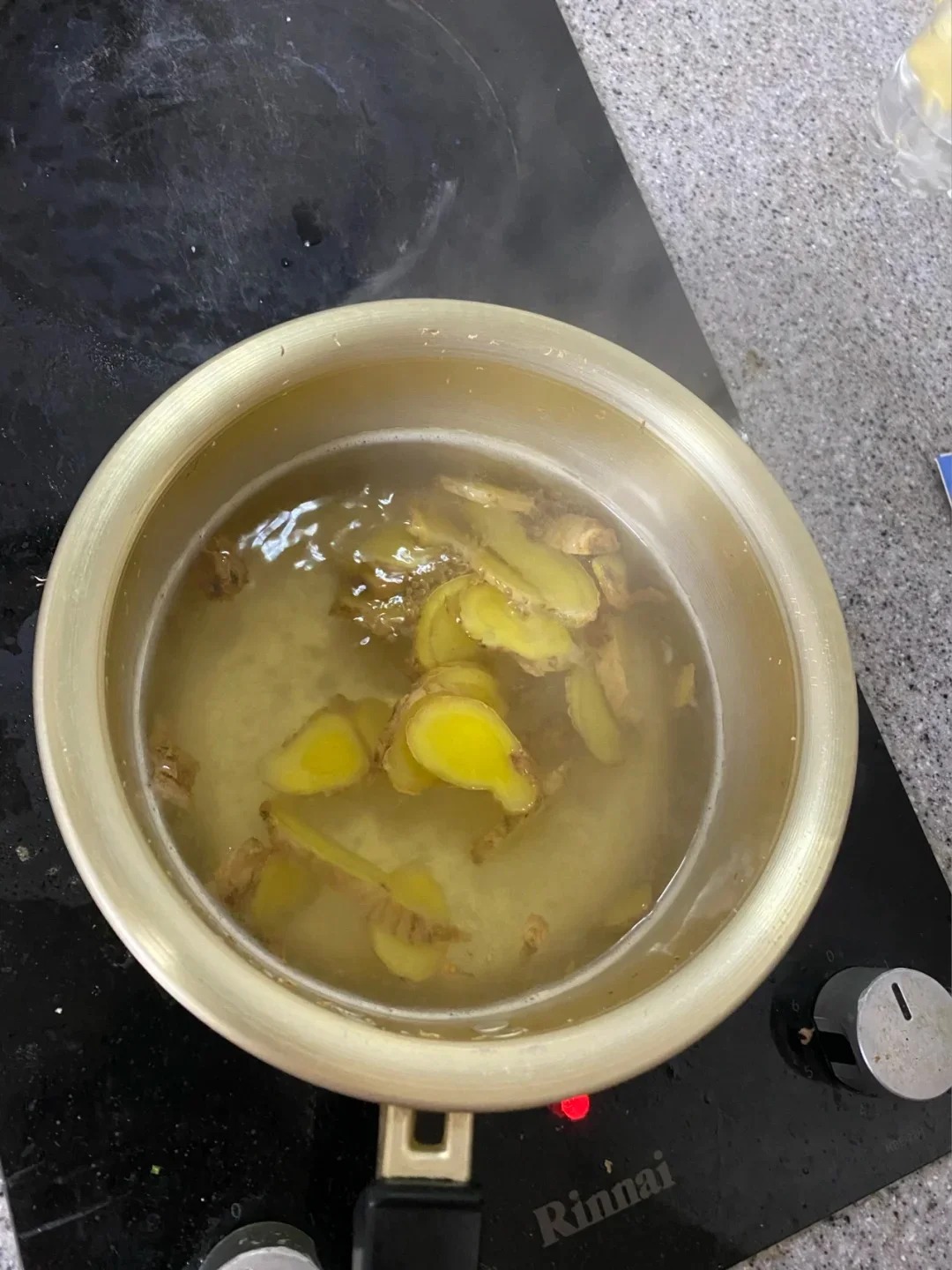Tôi đun nước gừng để gội đầu, lần đầu tiên tóc rụng kinh khủng nhưng đến lần thứ 3 thì có sự thay đổi đến khó tin- Ảnh 4. Tôi đun nước gừng để gội đầu, lần đầu tiên tóc rụng kinh khủng nhưng đến lần thứ 3 thì có sự bong da truc tiep xoi lac đổi đến khó tin- Ảnh 4.