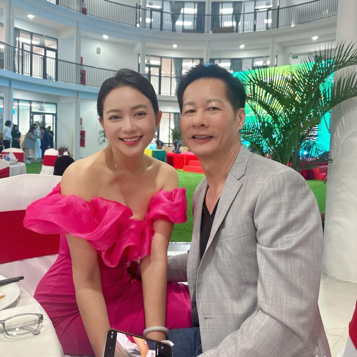 Chân dài Vbiz cưới đại gia hơn 26 tuổi, nắm giữ khối tài sản trăm tỷ, được chồng tặng sinh nhật 1 căn hộ view biển- Ảnh 1. Chân dài Vbiz cưới đại lich bong da truc tiep hơn 26 tuổi, nắm giữ khối tài sản trăm tỷ, được chồng tặng sinh nhật 1 căn hộ view biển- Ảnh 1.