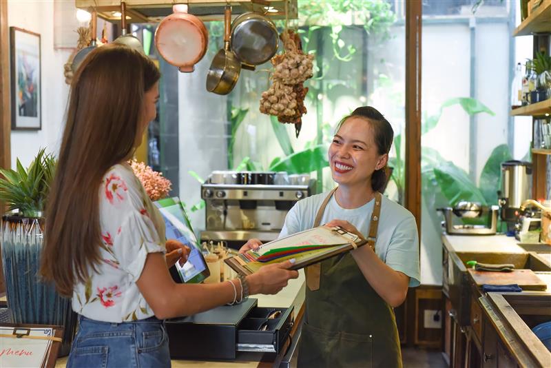 Từ thách thức đến cơ hội: Sacombank đồng hành cùng hộ kinh doanh chuyển đổi số- Ảnh 2.
