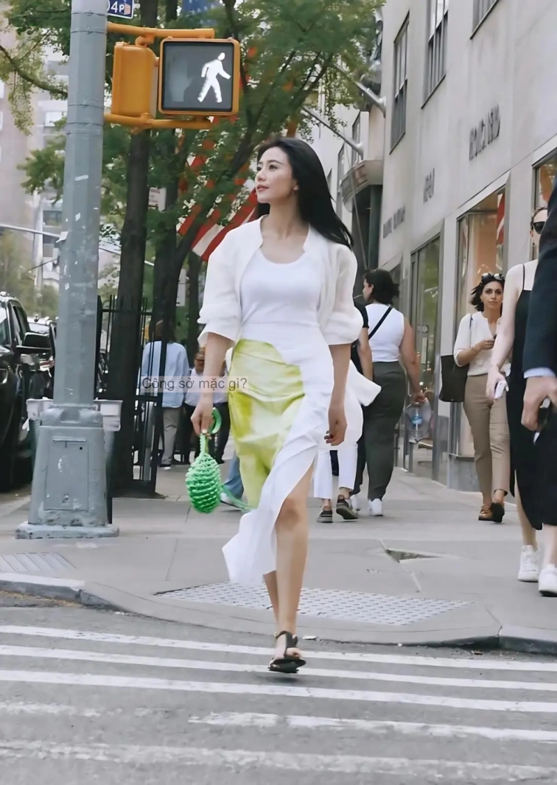 Mùa thu này, áo sơ mi lại hot trở lại! Ngay cả Cao Viên Viên cũng mê mặc, phối cùng váy hay quần đều rất đẹp- Ảnh 1.