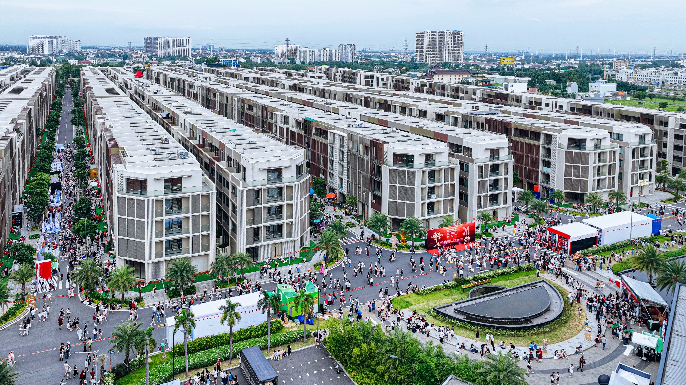 Hàng vạn khán giả hòa nhịp tại The Global City trong Anh Trai Vượt Ngàn Chông Gai- Ảnh 2. Hàng vạn khán giả hòa nhịp tại truc tiep bong da hom nay trong Anh Trai Vượt Ngàn Chông Gai- Ảnh 2.