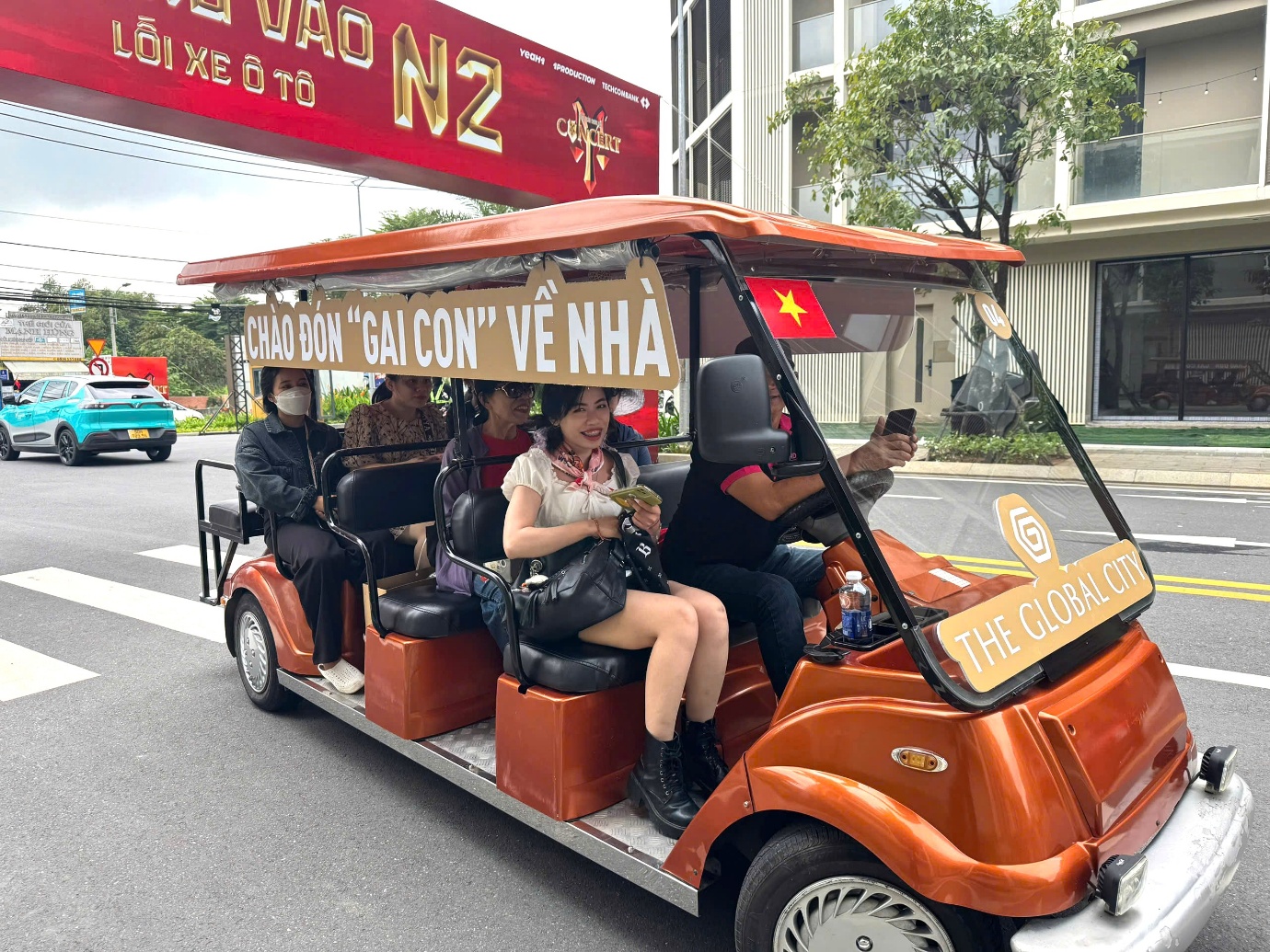 Hàng vạn khán giả hòa nhịp tại The Global City trong Anh Trai Vượt Ngàn Chông Gai- Ảnh 7. Hàng vạn khán giả hòa nhịp tại truc tiep bong da hom nay trong Anh Trai Vượt Ngàn Chông Gai- Ảnh 7.