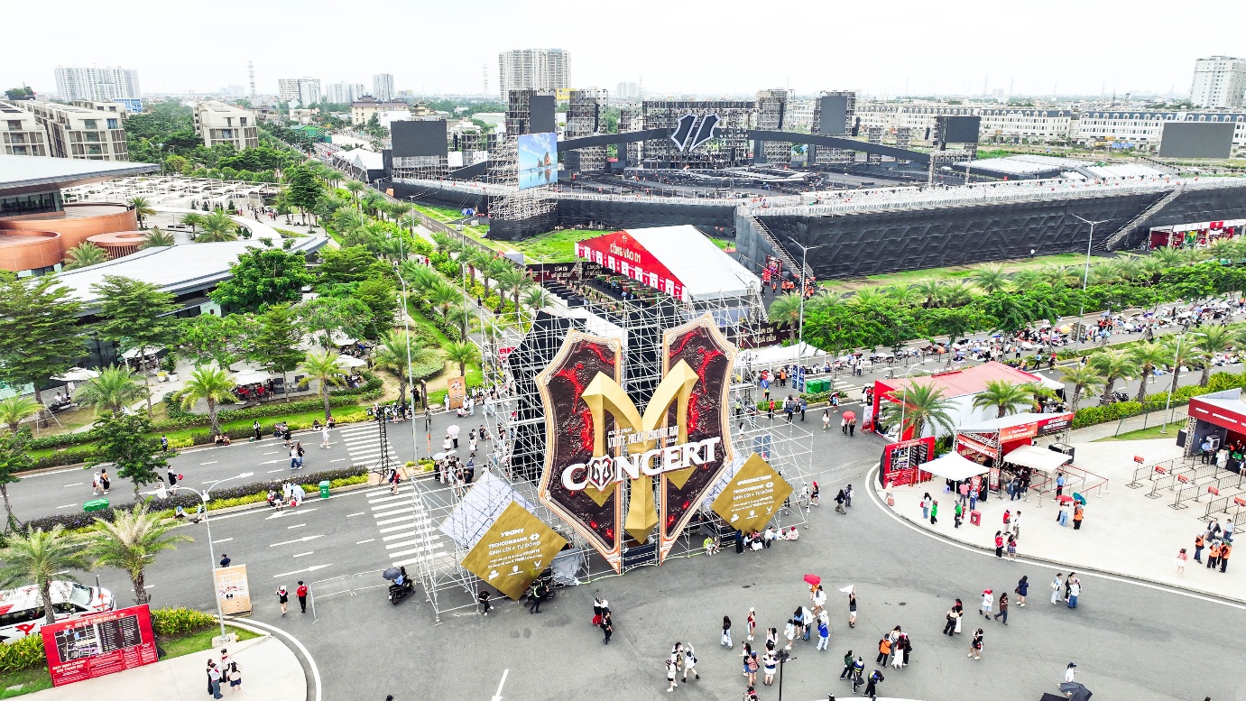 Hàng vạn khán giả hòa nhịp tại The Global City trong Anh Trai Vượt Ngàn Chông Gai- Ảnh 8. Hàng vạn khán giả hòa nhịp tại truc tiep bong da hom nay trong Anh Trai Vượt Ngàn Chông Gai- Ảnh 8.